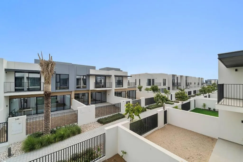 Relaxing Staycation - Villa With Community Pool Dubai